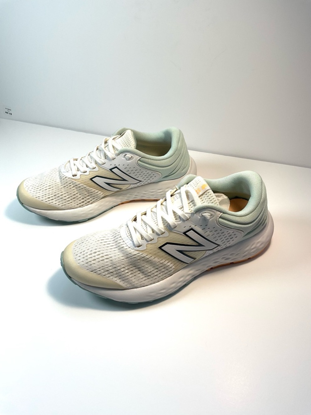 New Balance Fresh Foam Women’s Running Shoes White Mint Size 8.5 Lightweight